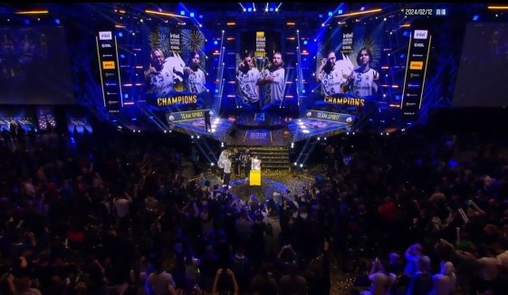 图标 Galio 率先发起进攻，张无忌输出无压力，图标队 1-0 Puff 队