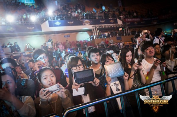 faker 两次放出了他的终极技能！ Bdd ， Fox ，龙， Cuzz ， Monkey ， KT Rolster 回来了，扳回了一局。